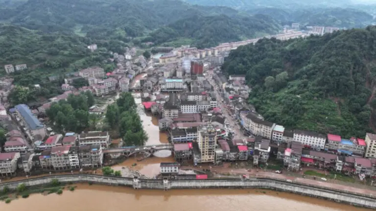 China eleva nivel de respuesta de emergencia de control de inundaciones tras alerta roja por tormentas